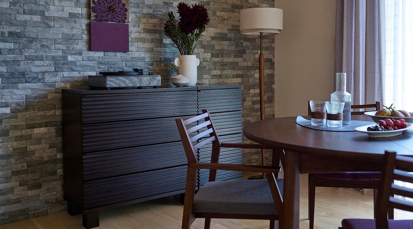 ルーバーシリーズに艶やかさをもたらすフラワーパープルコーディネート