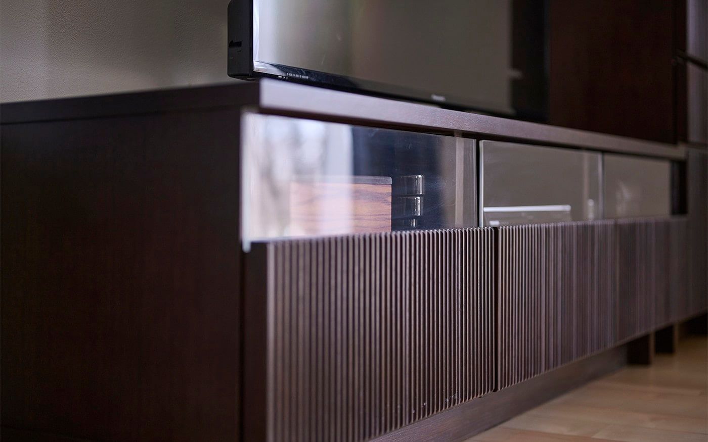 レンシリーズ収納家具 - 滝のような線と溝の連なりから生まれる 凛とした佇まい -