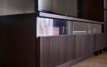 レンシリーズ収納家具 - 滝のような線と溝の連なりから生まれる 凛とした佇まい -