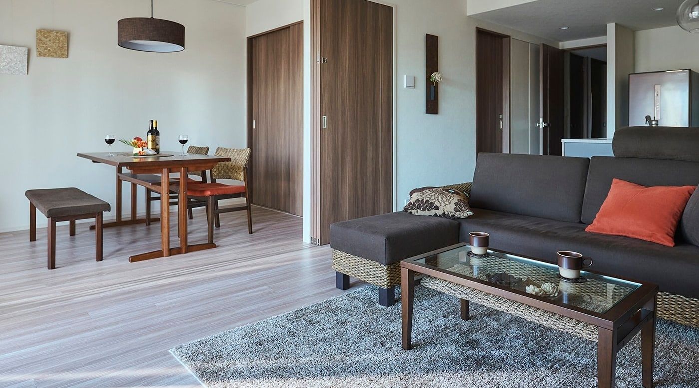 【インテリア実例】ダークブラウン×レッドで作るモダンリゾートな部屋