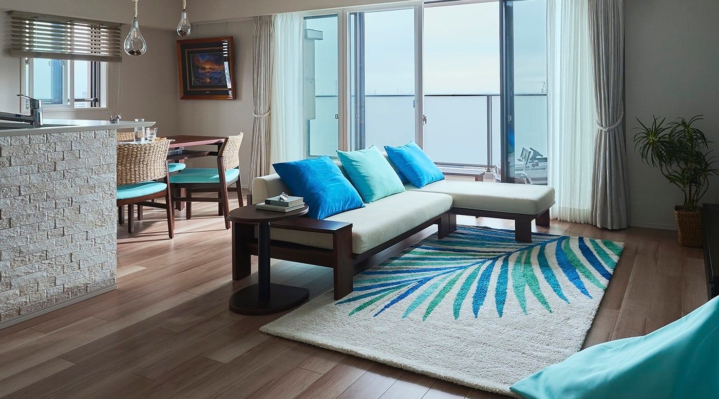 【インテリア実例】ラッセンのアートカラーで彩ったハワイアンブルーのインテリアコーディネート