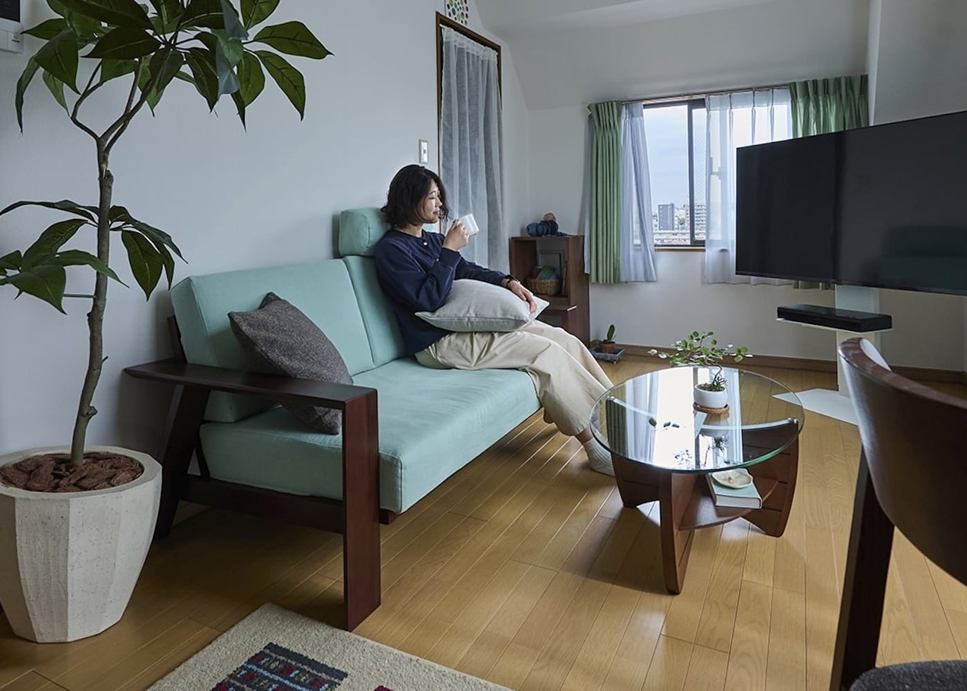 狭いリビングに置くソファの選び方～狭く見せないレイアウトのコツ＆実例集～