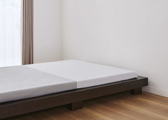 チーク・ローベッド特集 -チーク角材を積み上げた開放的なローベッド