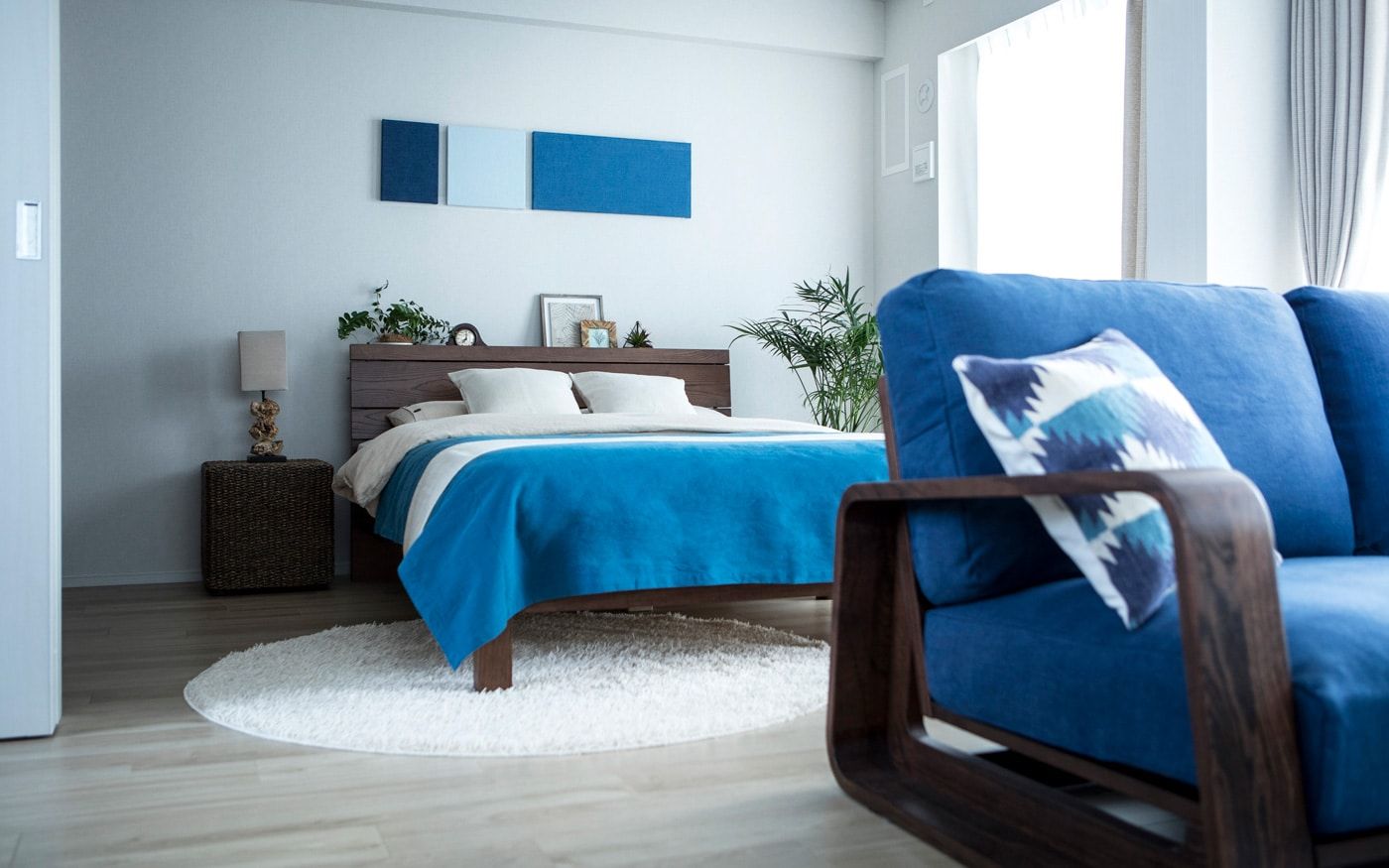 海や空を連想させるブルー×アイボリーがテーマの寝室例