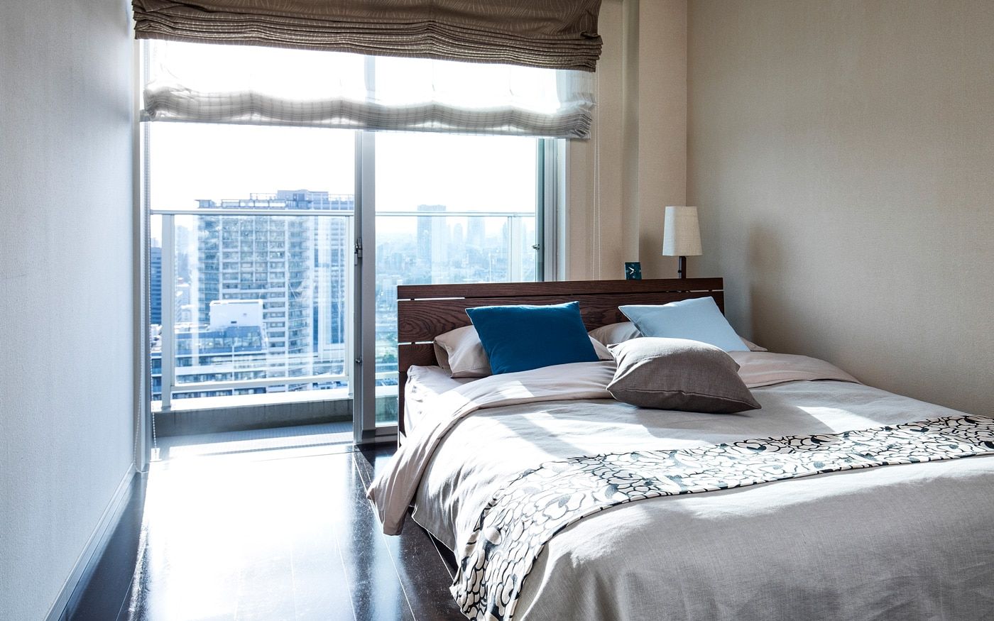 モダンで都会的なグレー×ブルーがテーマの寝室例