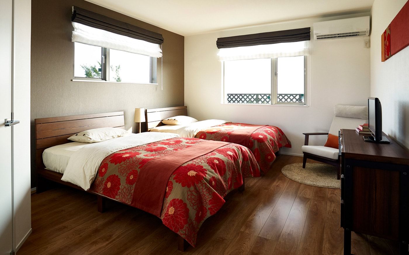 南国リゾートの温もりあるレッドがテーマの寝室例