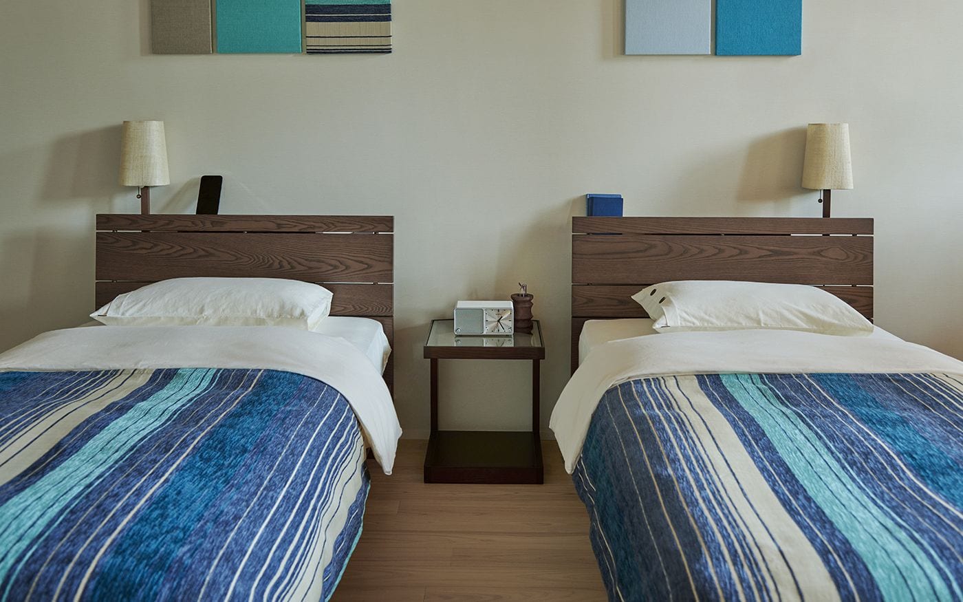 リゾートホテル風な寝室を再現するベッドスプレッド