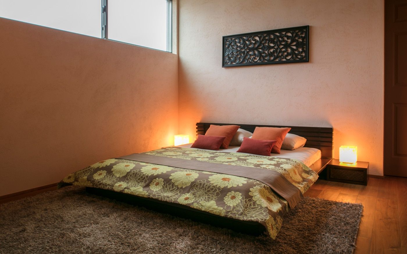 バリ風のアジアンリゾートなムードが漂う寝室10畳