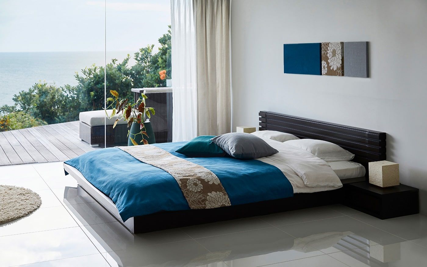 沖縄の碧い海を連想させるブルーが映える寝室10畳