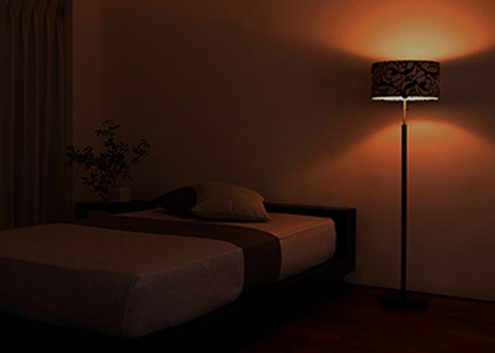 豆電球付きの照明で部屋を真っ暗にせず眠れる
