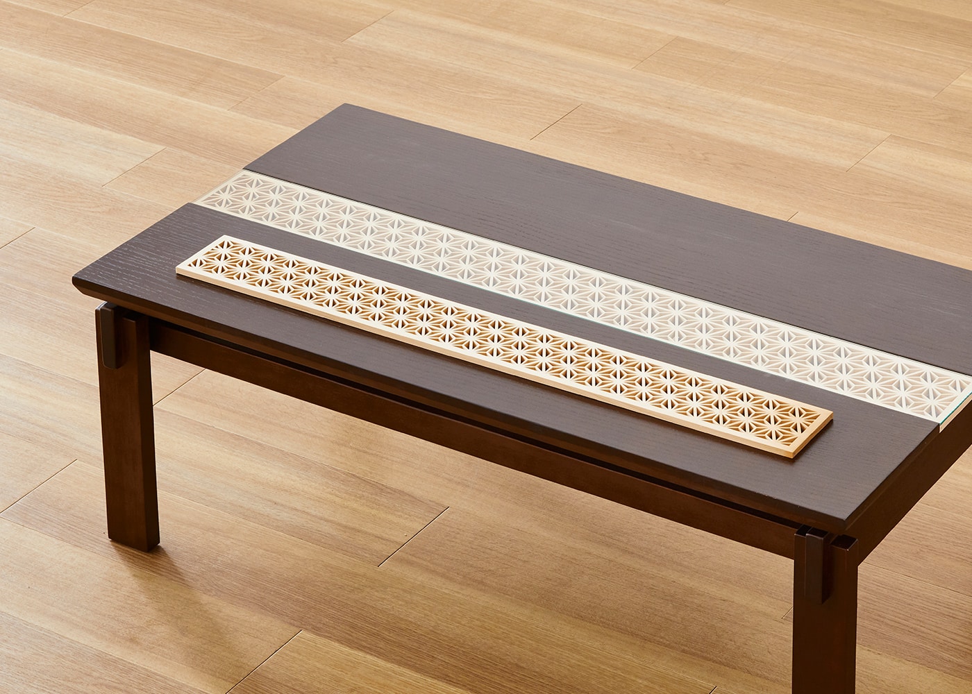 クミ・ガラス・ローテーブル (組子)～日本の伝統建築工法から着想を得