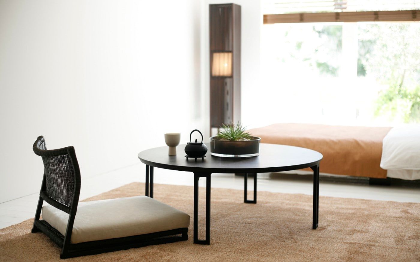 和室にもフローリングにマッチするさり気ないお洒落を演出するスタンド 無垢フローリングで作る和モダン🎍 和室に合うフローリングの