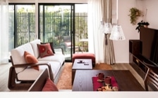 No.129 無垢材の家具でトータルコーディネート　～ぬくもり感じる赤の空間～：画像1