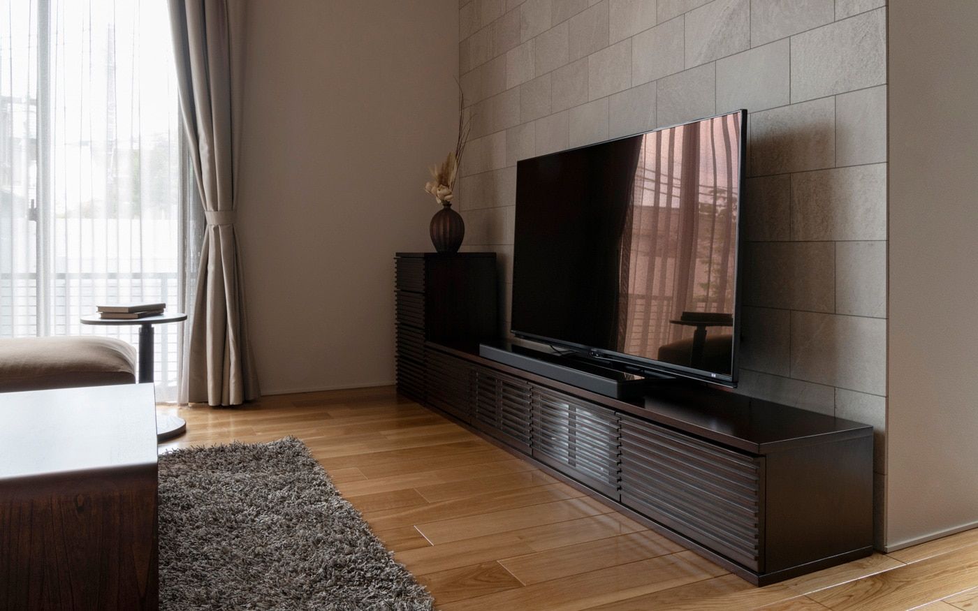 アート55　「タイム2(ダークブラウン)」　インテリアコーディネート ダークブラウン配色が好き!参考になる部屋別インテリア54選