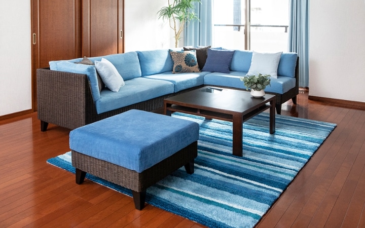 No.185　ブラウンの床を活かすラタン素材の家具と爽やかなブルーのインテリアコーディネート：画像2