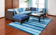 No.185　ブラウンの床を活かすラタン素材の家具と爽やかなブルーのインテリアコーディネート：画像3