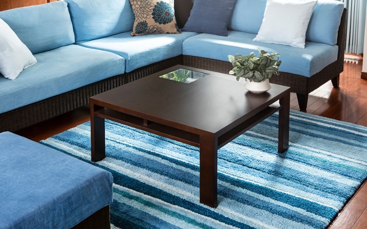 No.185　ブラウンの床を活かすラタン素材の家具と爽やかなブルーのインテリアコーディネート：画像5