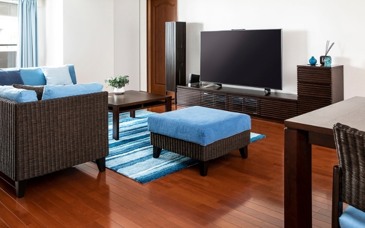 No.185　ブラウンの床を活かすラタン素材の家具と爽やかなブルーのインテリアコーディネート：画像9