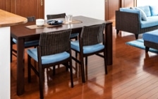 No.185　ブラウンの床を活かすラタン素材の家具と爽やかなブルーのインテリアコーディネート