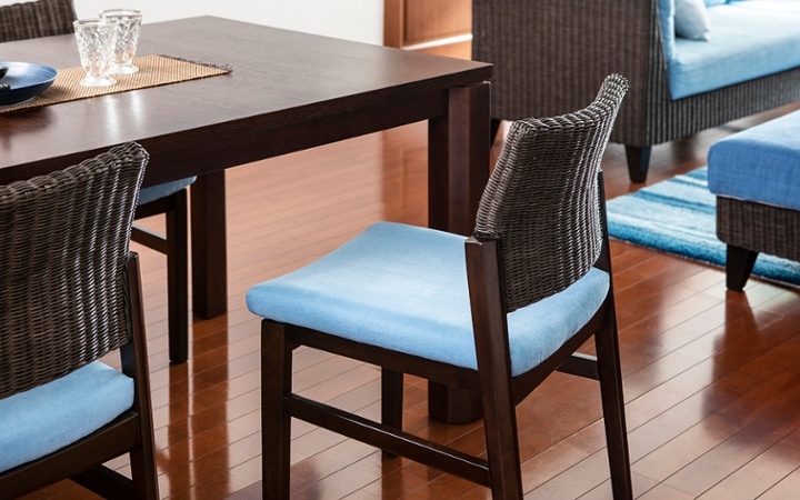 No.185　ブラウンの床を活かすラタン素材の家具と爽やかなブルーのインテリアコーディネート：画像12