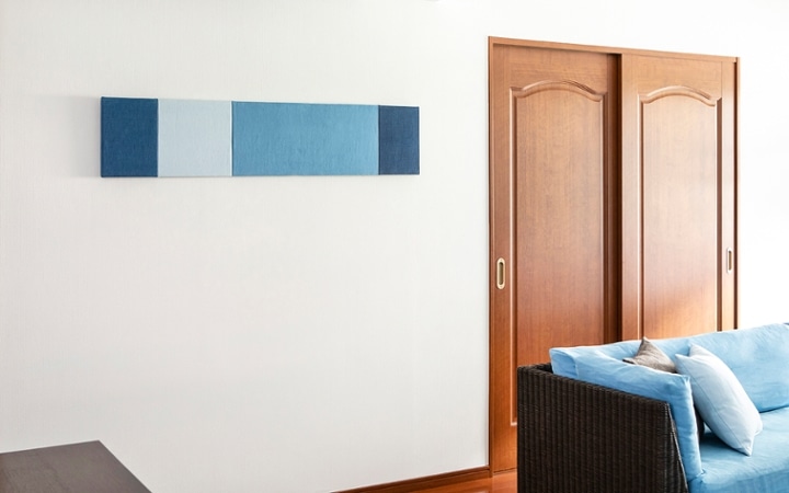 No.185　ブラウンの床を活かすラタン素材の家具と爽やかなブルーのインテリアコーディネート：画像17