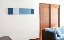 No.185　ブラウンの床を活かすラタン素材の家具と爽やかなブルーのインテリアコーディネート