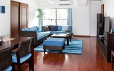No.185　ブラウンの床を活かすラタン素材の家具と爽やかなブルーのインテリアコーディネート：画像10