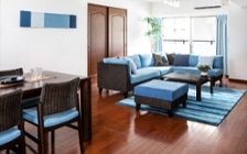 No.185　ブラウンの床を活かすラタン素材の家具と爽やかなブルーのインテリアコーディネート：画像1