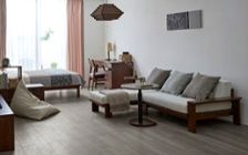 No.293：都会的で温かい。12畳を彩るグレー＆ブラウンのワンルーム：画像2